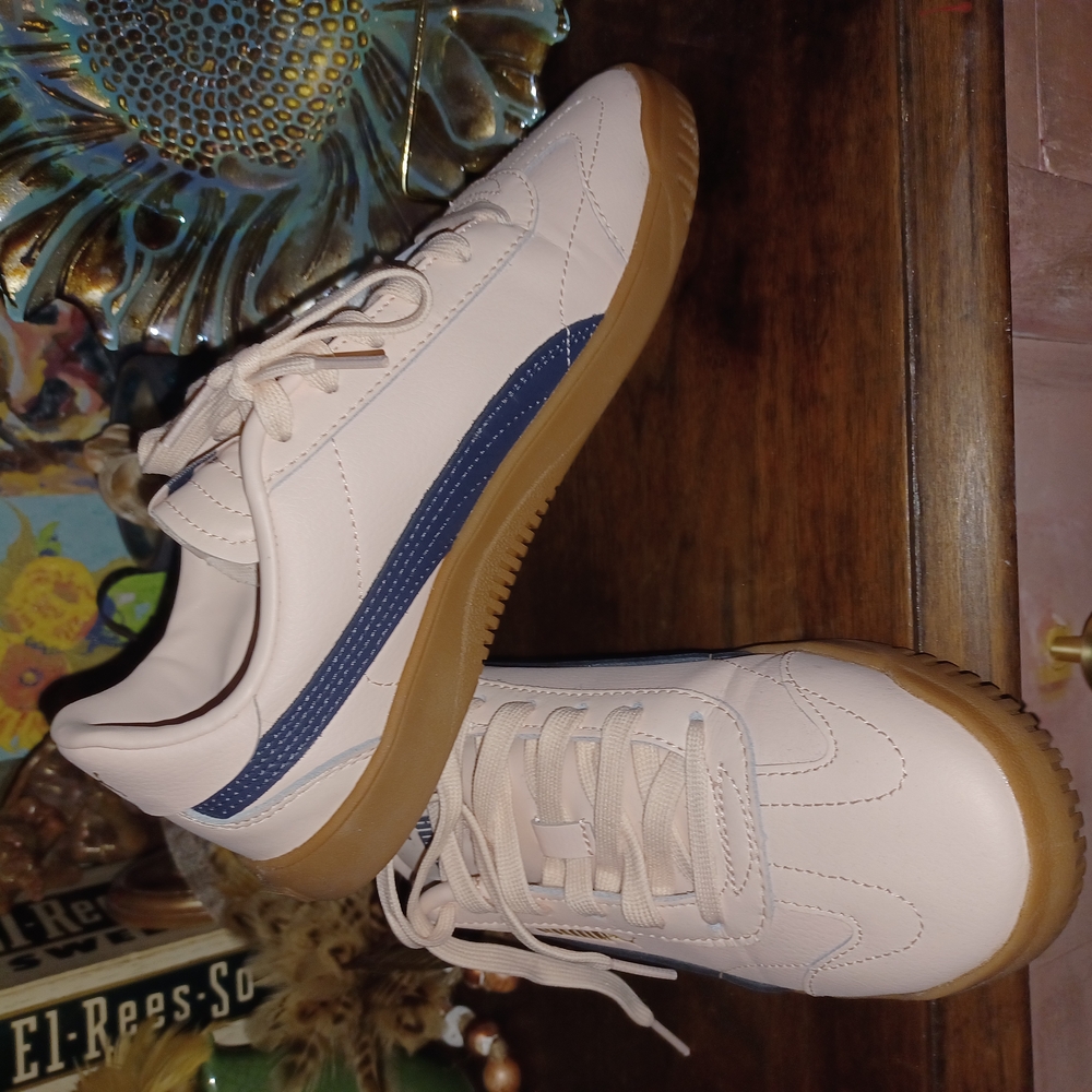 Puma Women's Athletic Shoes in Pink Upper With Navy Stripe and Tan